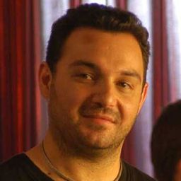 Diego París 飾演 Ezquertia