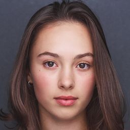 Darby Lee-Stack 飾演 Elise