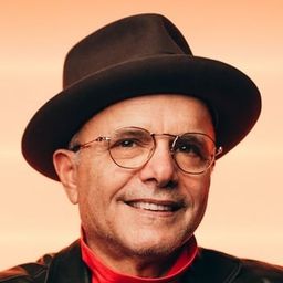 祖巴杜利安奴 飾演 Captain Howard