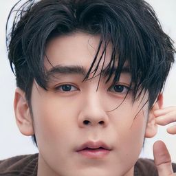 Vachirawich Aranthanawong 飾演 Petch