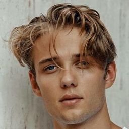 Edouard Philipponnat 飾演 Tsar Alexander