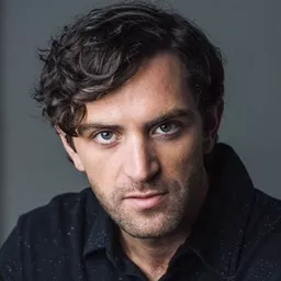 Luke Camilleri 飾演 Greg