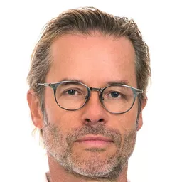 佳·皮雅斯 飾演 Richard Bullmer