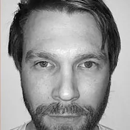 Michael Homick 飾演 Kwei (Suit)