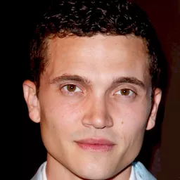 卡爾·葛魯斯曼 飾演 Frank