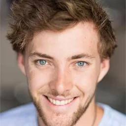 Cameron Brown 飾演 Drone Synth