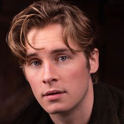 Michael Provost 飾演 Jason Smith