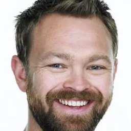 John Brungot 飾演 Egon Olsæd (voice)