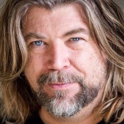 Christian Stokes 飾演 Hank