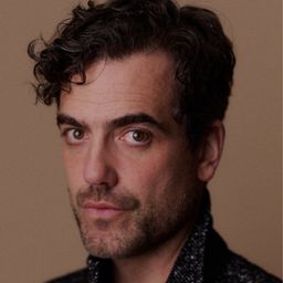 丹尼爾·英格斯 飾演 Adam Sutherland