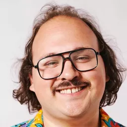 史塔洛斯·霍奇亞斯 飾演 Casey