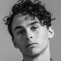 韋一奧利夫 飾演 Alan