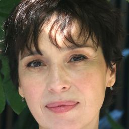 艾莉安娜姬兒 飾演 Anboto