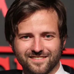 Matt Duffer 飾演 Kwei's Ship Computer (voice)