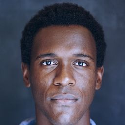 Abubakar Salim 飾演 General Dumas