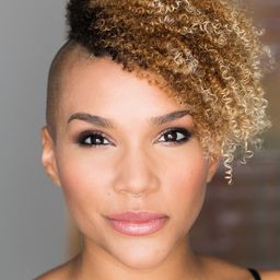 Emmy Raver-Lampman 飾演 Agent Verona Parker