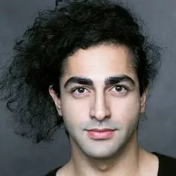 瑞薩·迪亞柯 飾演 Barry