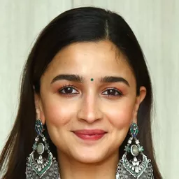 艾莉雅·巴特 飾演 Alpha