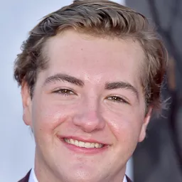 Michael Gandolfini 飾演 Howard Bloom