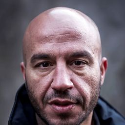 達爾·薩利姆 飾演 Ahmed