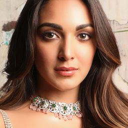 奇拉芮·艾德瓦尼 飾演 Kavya Luthra