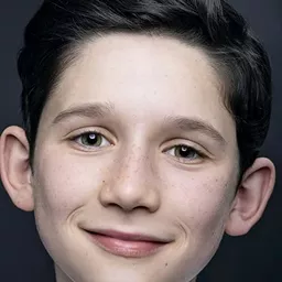 Sebastian Eugene Hansen 飾演 Young Bosco