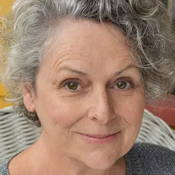 蓋柏愛拉·羅絲 飾演 Jen