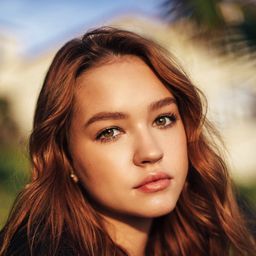 莎蒂·史丹利 飾演 Mia Lipani