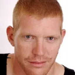 Reuben De Jong 飾演 Father (Suit)