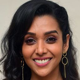 Anupriya Goenka 飾演 Aditi