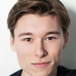 Phillip Lewitski 飾演 Charlie