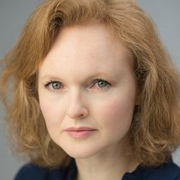 Emma Davies 飾演 Miss Epstein