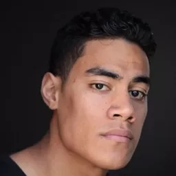 Dimitrius Schuster-Koloamatangi 飾演 Dek / Father