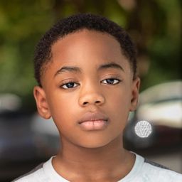 David Huston Doty 飾演 Ghost Kid (With Bunny Ears)