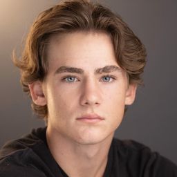 Brady Hepner 飾演 Teddy Kountze