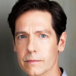 Stephen Thorne 飾演 Thomas Tully