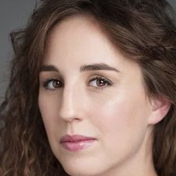 克莉絲伊格萊西亞斯 飾演 Adela