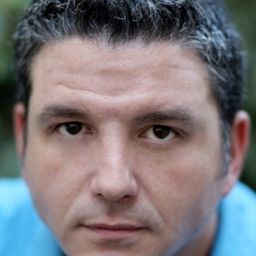 Michael Sullivan 飾演 